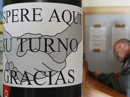 Un hombre espera su turno para ser atendido en la oficina de Rivas-Vaciamadrid.