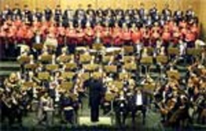 Concierto de la Orquesta Nacional de España, acompañada del coro, en Santander, dirigido por Frühbeck de Burgos