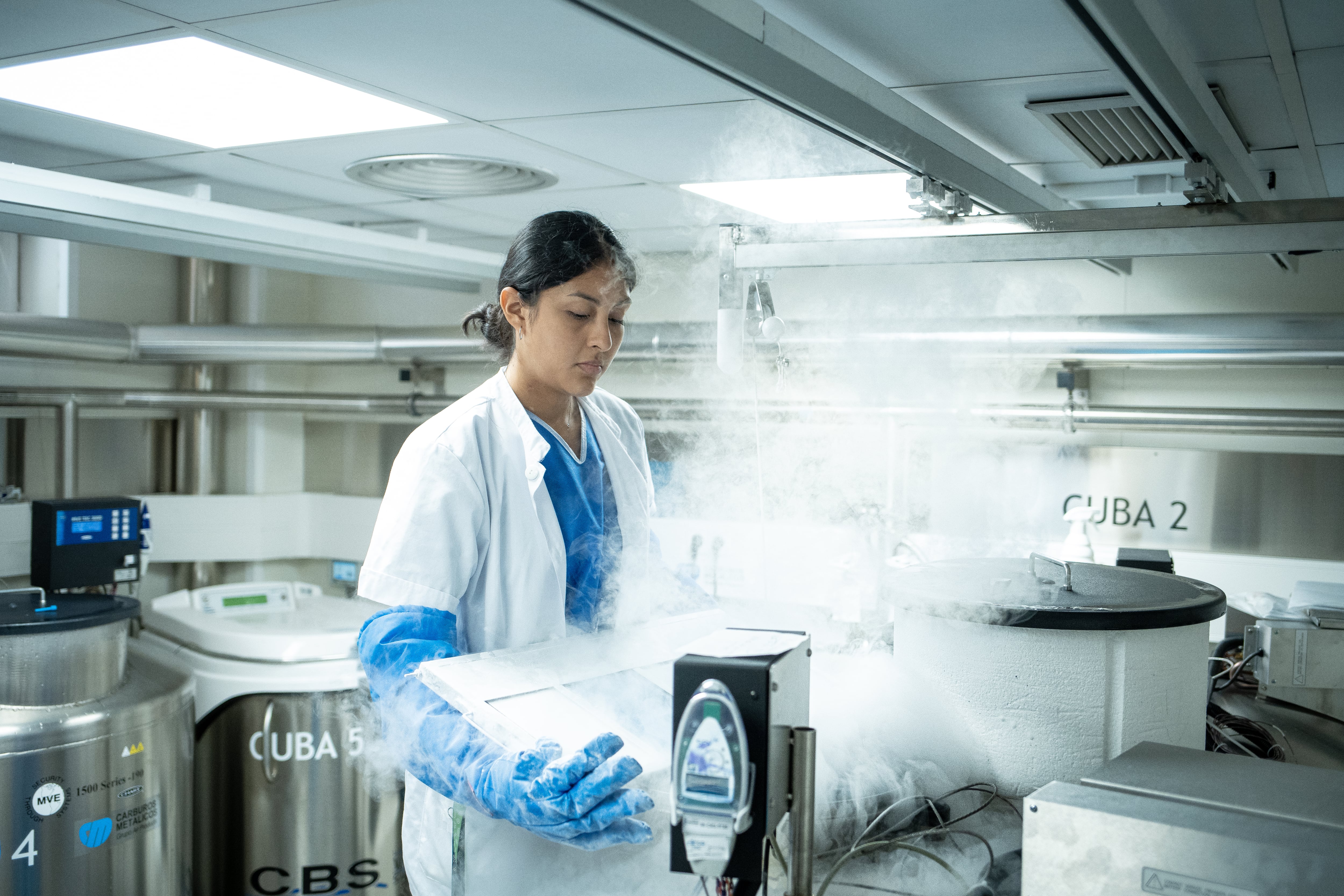 Una mujer trabaja en un laboratorio del Hospital Clínic de Barcelona.