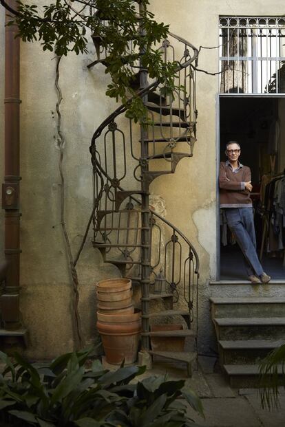 Stephan Janson, en el jardín de su atelier.