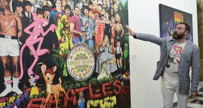 Antonio de Felipe posa junto a su versi&oacute;n de &#039;Sgt. Pepper&#039;.
