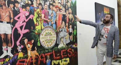 Antonio de Felipe posa junto a su versión de 'Sgt. Pepper'.