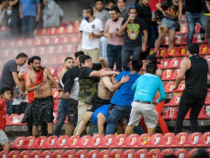 Hinchas de los Gallos de Querétaro y del Atlas se enfrentan en las gradas del estadio Corregidora, este sábado.