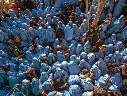 Mujeres frente a la sede del Gobierno de Badghis esperan para recibir un saco de harina. 