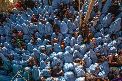 Mujeres frente a la sede del Gobierno de Badghis esperan para recibir un saco de harina.