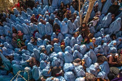 Mujeres frente a la sede del Gobierno de Badghis esperan para recibir un saco de harina. 