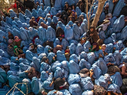 Mujeres frente a la sede del Gobierno de Badghis esperan para recibir un saco de harina. 