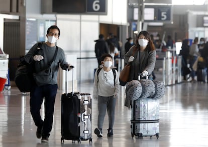 Pasajeros en el aeropuerto Charles de Gaulle de París