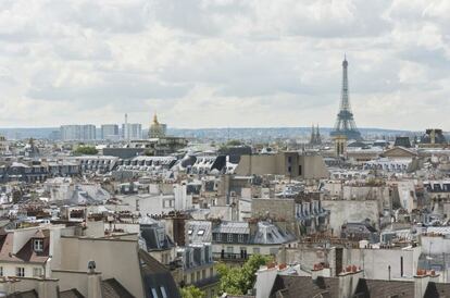 Los barrios del centro de París tienen fama de tener precios prohibitivos en lo que respecta a sus viviendas. Pasear por el Barrio Latino, Montmartre o los Campos Elíseos invita inevitablemente a imaginarse con actitud bohemia contemplando la Torre Eiffel desde un balcón. París es la tercera ciudad más visitada del mundo. Se espera que acoja a unos 16 millones de turistas en 2015.

ALQUILAR UN PISO. El precio medio (en los nueve distritos centrales de la capital francesa) de un piso de 80 metros cuadrados con dos habitaciones es de 2.600 euros al mes. Lo más barato que encontramos está en el noveno distrito, en la rue de Mauberge, cerca de la Basílica del Sacré-Coeur y de la Ópera de París: 2.000 euros al mes.