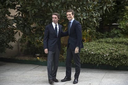 Jose María Aznar y Pablo Casado, en octubre de 2018 en Madrid.