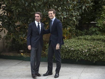 Jose María Aznar y Pablo Casado, en octubre de 2018 en Madrid.