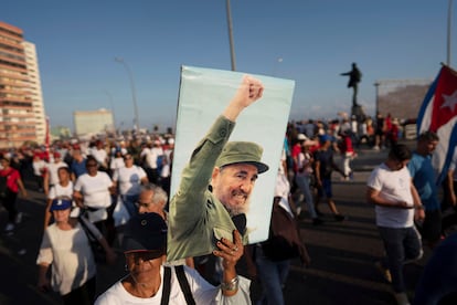 Una mujer sostiene una imagen de Fidel Castro durante la celebración del Día Internacional de los Trabajadores en La Habana, Cuba, este primero de mayo.