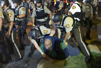 La segunda noche consecutiva de protestas se ha saldado con 23 detenidos y el lanzamiento de objetos contra los agentes.