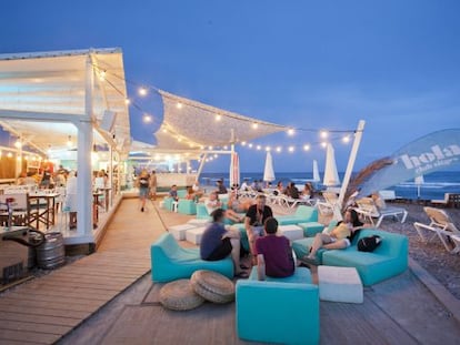 Atardecer en el chiringuito Hola, en la playa del Grills, en Sitges