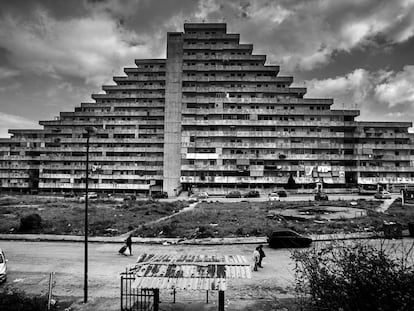 Una de las Velas, los edificios sociales construidos en Scampia que terminaron convertidos en supermercados de droga.