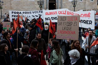 Asistentes a la concentración convocada hoy Sábado por el Sindicato de Inquilinos en la Plaza Sant Jaume de Barcelona, protestan por la última sentencia del Tribunal Constitucional que ha tumbado la ley catalana que regula los alquileres de la vivienda.