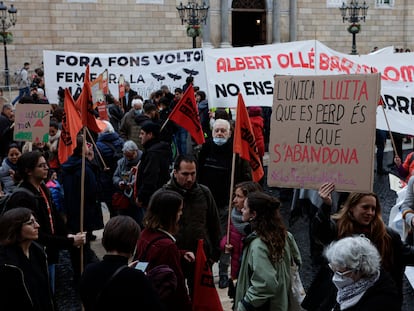 Asistentes a la concentración convocada hoy Sábado por el Sindicato de Inquilinos en la Plaza Sant Jaume de Barcelona, protestan por la última sentencia del Tribunal Constitucional que ha tumbado la ley catalana que regula los alquileres de la vivienda.