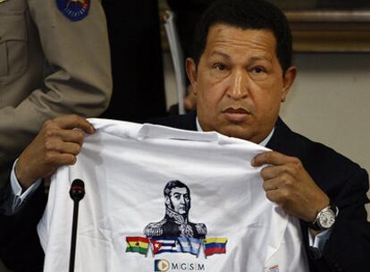 El presidente de Venezuela, Hugo Chávez, sostiene una camiseta con el rostro del libertador americano José de San Martín en un acto con empresarios argentinos en Buenos Aires.
