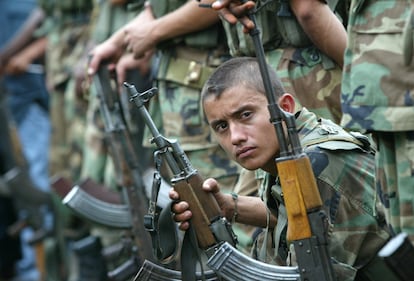 Un soldado paramilitar durante una ceremonia cerca de Turbo, Colombia, en noviembre de 2004.