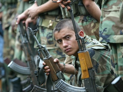 Un soldado paramilitar durante una ceremonia cerca de Turbo, Colombia, en noviembre de 2004.