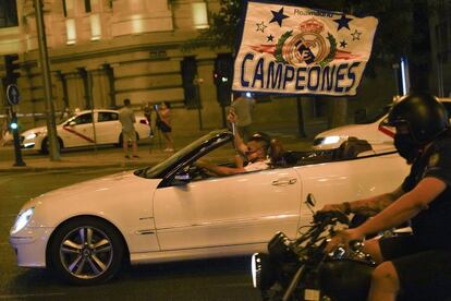 Solo unas pocas decenas de aficionados se acercaron a la céntrica fuente de Cibeles, epicentro de las celebraciones madridistas, mientras la mayoría festejó el título desde sus coches, ondeando banderas y haciendo sonar sus cláxones.