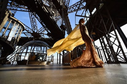 Un modelo camina durante el Salón J. Autumn Fashion 2014 en la Torre Eiffel.