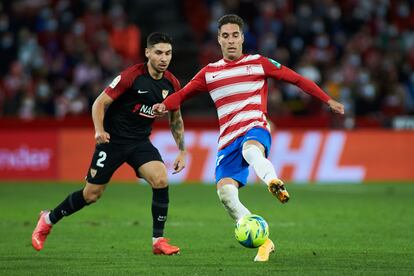 GRochina, autor del gol del Granada, controla el balón ante Montiel.