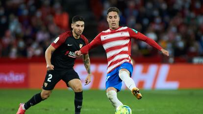 A la derecha, el jugador Rubén Rochina durante un partido de fútbol en 2021.