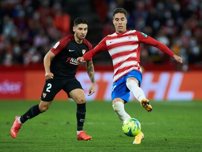 A la derecha, el jugador Rubén Rochina durante un partido de fútbol en 2021.