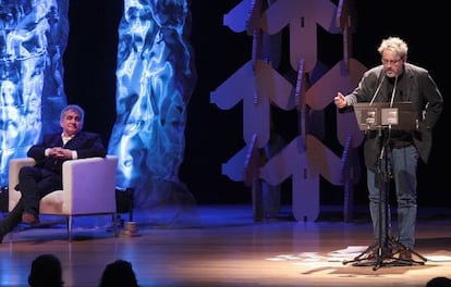 Bernardo Atxaga y Manuel Rivas durante el festival de poesía en el Palacio Euskalduna.