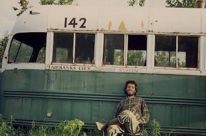 Christopher McCandless, en el autobús donde murió en 1992 en Alaska.