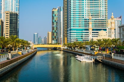 Varios rascacielos en uno de los canales de Al Qasba, en Sharjah (EAU).