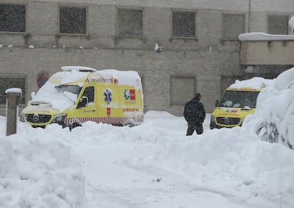 Dos ambulancias en el Hospital Gregorio Marañon en Madrid, cubiertas bajo la nieve el sábado.