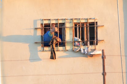 Un recluso hace una señal con la mano desde detrás de su ventana enrejada en la prisión de Topo Chico, en Monterrey, Estado de Nuevo León, el 2 de febrero de 2019.