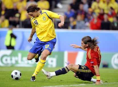 El delantero sueco Zlatan Ibrahimovic golpea el balón frente a Sergio Ramos en un partido del Grupo D, disputado en el estadio Nuevo Tivoli, durante la Eurocopa 2008. El resultado final del encuentro fue España 2 - Suecia 1.
