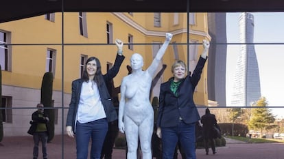 María A. Blasco (izquierda), directora del CNIO, junto a la artista Marina Vargas y su escultura.