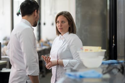 La directora de la Escuela de Pastelería del Gremio de Barcelona, Saray Ruiz, en el obrador con un alumno.