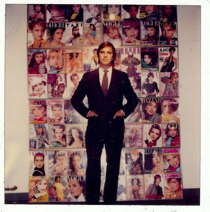 Orgullo profesional. John Casablancas posa ante las portadas de revistas que protagonizaron las modelos que él descubrió desde finales de los setenta a principios de los años ochenta.