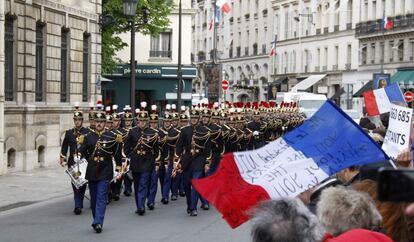 La guardia republicana francesa desfila en los alrededores del palacio del Elíseo antes de la ceremonia de toma de posesión.