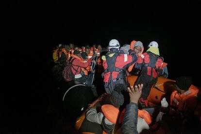 Miembros de la ONG Sea Watch 3 rescata en a algunos de los 270 migrantes que trataban de llegar a las costas italiana este sábado.