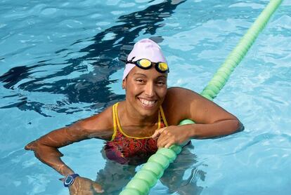 La nadadora Teresa Perales tiene 22 medallas, las mismas que Michael Phelps, aunque mucha menos fama. Ella es paralímpica además de mujer, frente al tiburón de Baltimore, hombre y olímpico. “Mi objetivo no es superar a Phelps, sino ganar medallas para regalarle al menos una a mi hijo. Recuerdo la primera vez que fui al club deportivo a apuntarme a natación. Quería aprender. Descubrí que no se me daba nada mal. Pero nunca imaginé el éxito que vendría. En realidad, cuando empecé a ganar las primeras medallas tampoco me imaginaba llegar tan lejos. Era algo que se me escapaba: ¿cómo me iba a pasar a mí? ¡Eso les pasaba a los demás! Estoy muy orgullosa del camino recorrido, del trabajo. Creo que el éxito depende de uno mismo, de las ganas de superar cualquier obstáculo: el más alucinante, el miedo a meterme en el agua, el miedo a no tener sensibilidad, a no tener control sobre mis movimientos, a tirarme no solo metafóricamente, sino en verdad, a una piscina. Siempre he defendido que en la vida querer es poder: todo empieza por querer de verdad, no de decir las cosas sin desearlas. No sé si sirvo de inspiración para otras personas. Yo en mi día a día no lo veo así. Entreno lo mejor que puedo y trato de transmitir unos valores a mi hijo”.