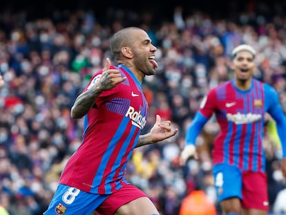 Dani Alves celebra su gol ante el Atlético de Madrid en el Camp Nou.