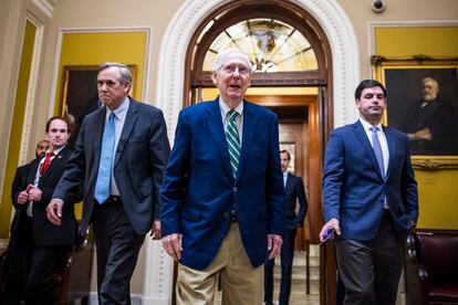 El líder de la minoría republicana en el Senado de EE UU, Mitch McConnell (centro), este domingo en el Capitolio.