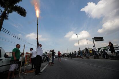 Protesto de caminhoneiros no Rio de Janeiro, onde cerca de 90% dos postos de combustíveis já estão desabastecidos, segundo informou o Sindicato do Comércio Varejista de Combustíveis do Estado do Rio de Janeiro.