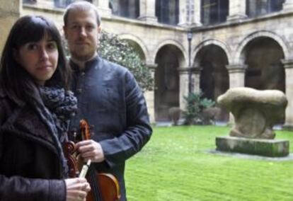 Maider López y Ander Berrojalbiz, ayer en el claustro del Museo Vasco, en Bilbao.