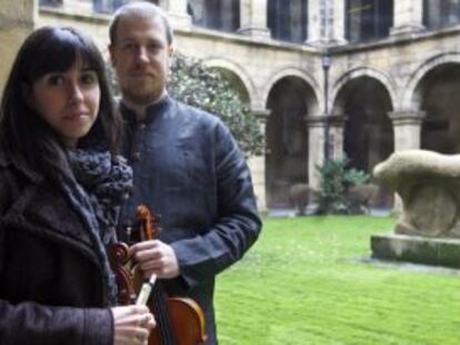 Maider López y Ander Berrojalbiz, ayer en el claustro del Museo Vasco, en Bilbao.