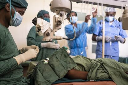 El doctor Assane y su equipo se preparan para empezar la jornada de operaciones de cataratas, donde efectuarán siete intervenciones. Para las campañas de cirugía, Ojos del mundo ha proporcionado apoyo logístico y material para todo el proceso, donando y manteniendo el equipo técnico, comprando material y lentes intraoculares, entre otros útiles necesarios para que este proceso se lleve a cabo.