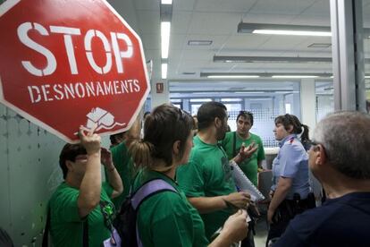 Miembros de la Plataforma de Afectados por la Hipoteca en las oficinas de UCI en Barcelona.