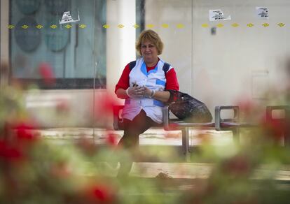 Una trabajadora espera el autobús en Sevilla, durante la limitación total de movimientos salvo para las actividades esenciales.