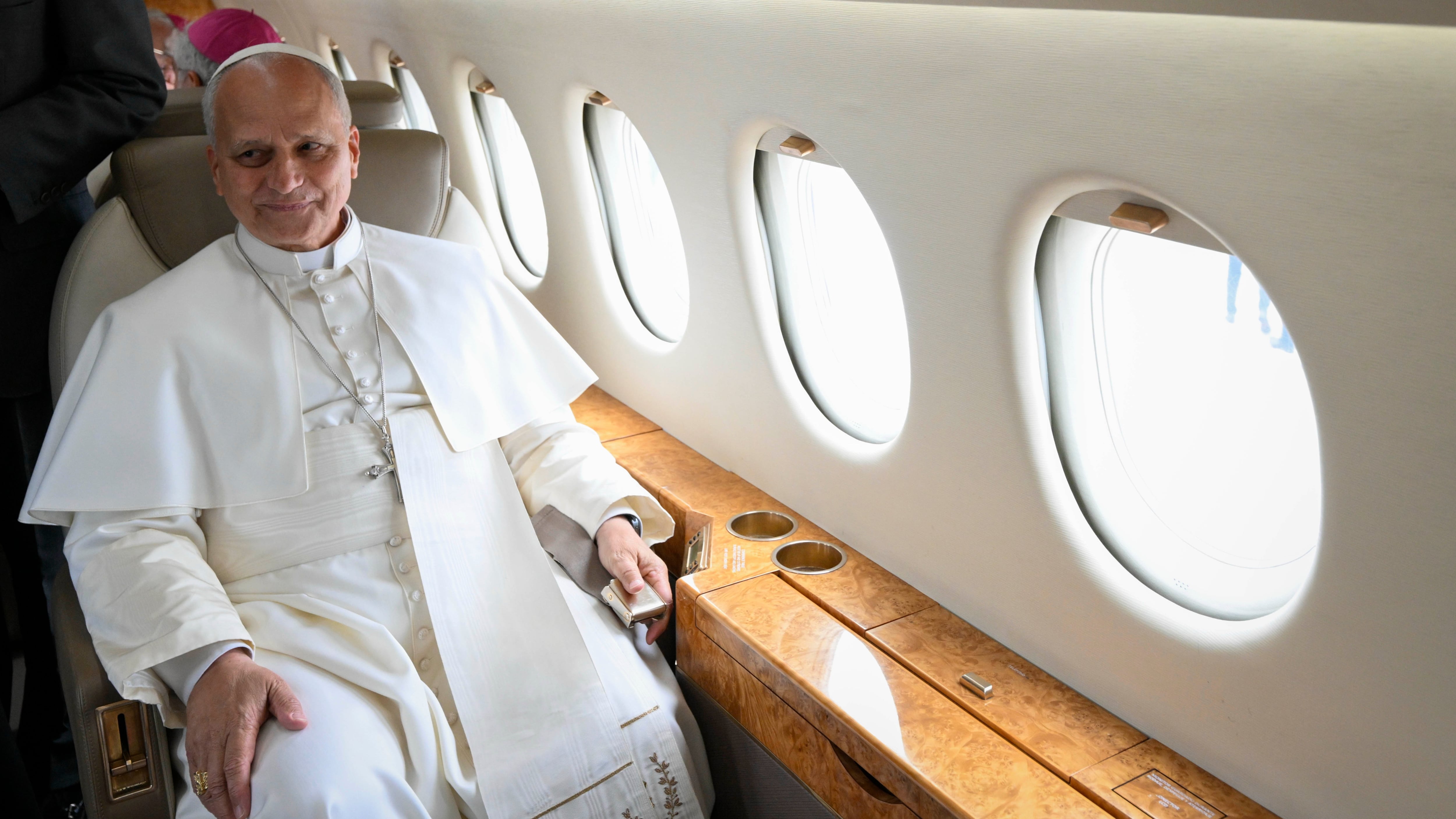 El papa León XIV abandona su avión por un problema técnico